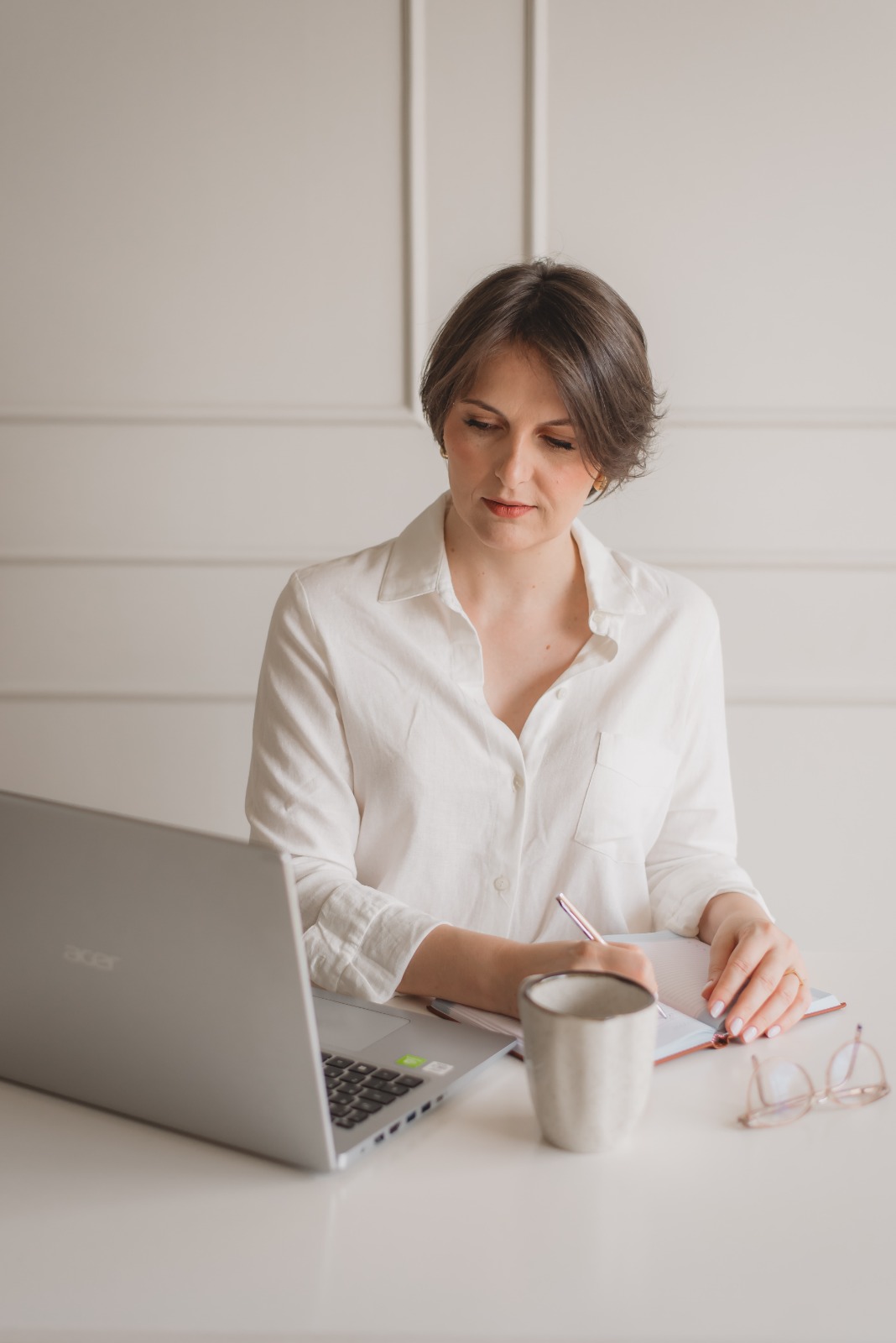 Karla Tomiello em atendimento e planejamento clínico
